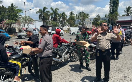 Aksi Humanis Polres Bondowoso, Berbagi Air Minum Gratis untuk Warga Antre di SPBU